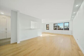 460 E 79th St in New York, NY - Building Photo - Building Photo