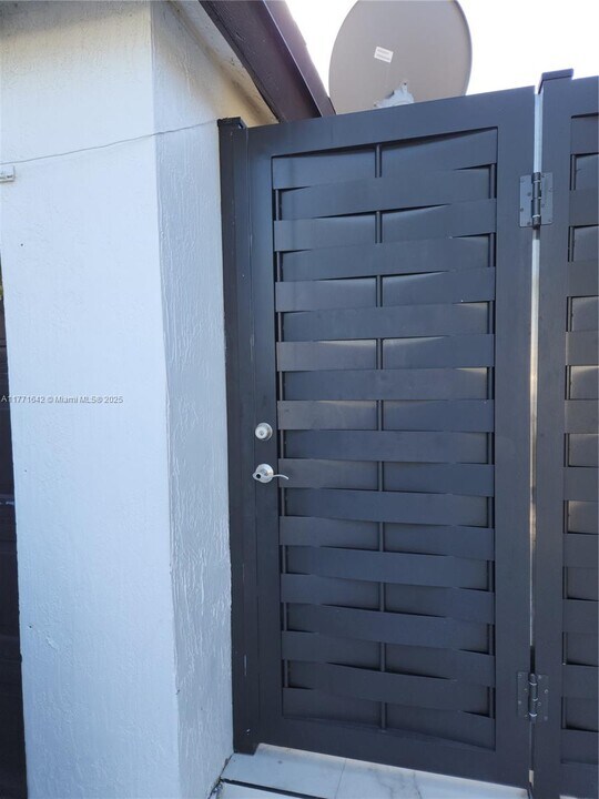 18088 SW 137th Path in Miami, FL - Building Photo