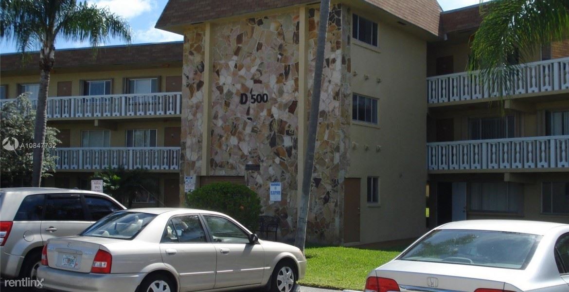 500 Village Green Cir W in Palm Springs, FL - Building Photo