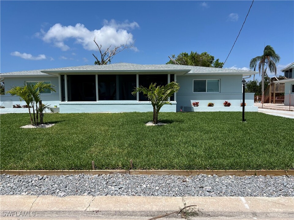 12100 Siesta Dr in Fort Myers Beach, FL - Foto de edificio