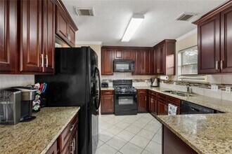 2019 Whirlaway Dr in Stafford, TX - Foto de edificio - Building Photo