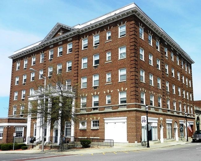 Colonial Apartments in Gardner, MA - Foto de edificio - Building Photo