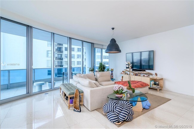 5959 Collins Ave-Unit -1208 in Miami Beach, FL - Foto de edificio - Building Photo