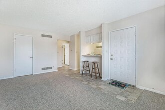 32 Coventry Ln, Unit Apt 3 in Muscatine, IA - Building Photo - Building Photo