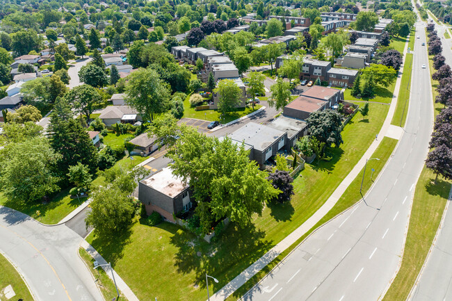 2 Deacon Ln in Ajax, ON - Building Photo - Building Photo