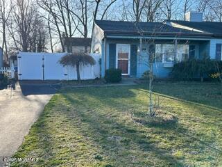 2042 Lamplighter Dr in Toms River, NJ - Building Photo