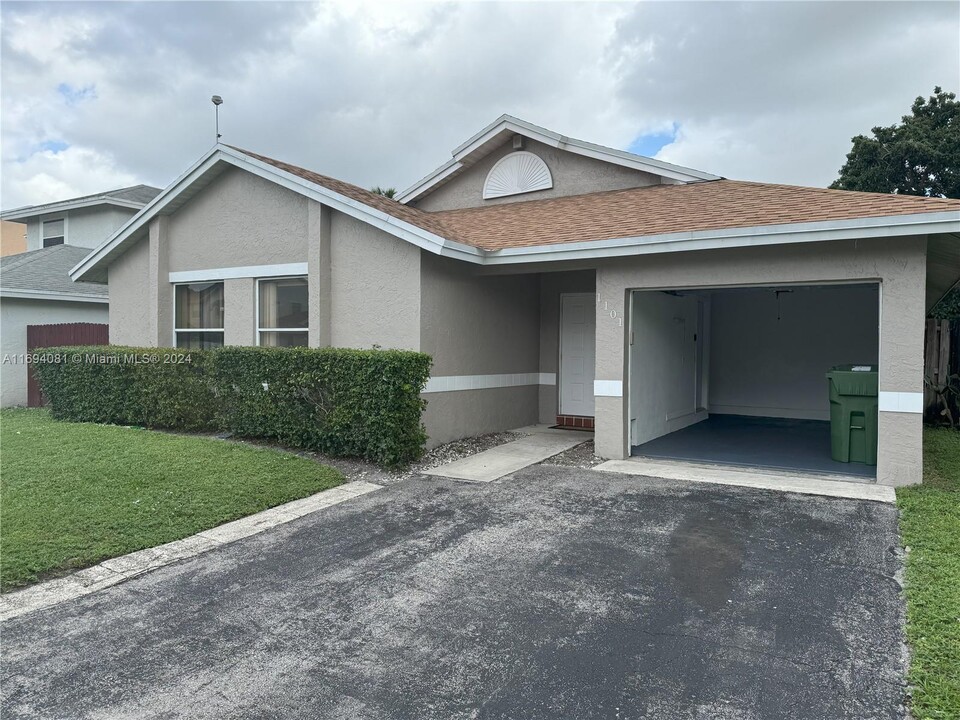 1101 SW 98th Terrace in Pembroke Pines, FL - Building Photo