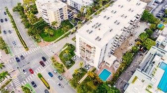 575 Crandon Blvd, Unit 307 in Key Biscayne, FL - Building Photo