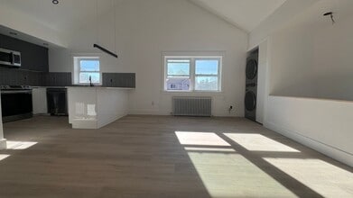 58 Caldwell St in Huntington Station, NY - Foto de edificio - Building Photo