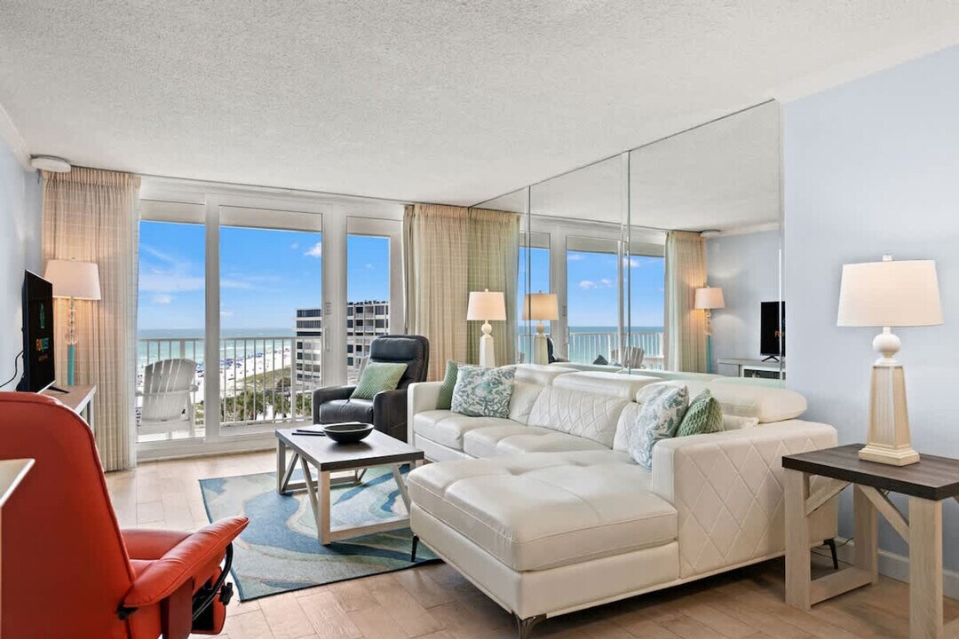 7205 Thomas Dr in Panama City Beach, FL - Building Photo