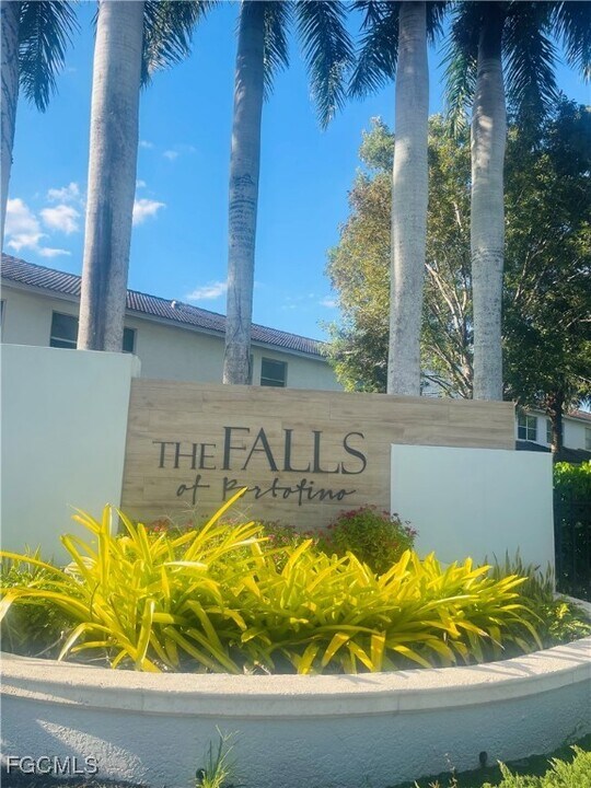 7036 Ambrosia Ln in Naples, FL - Building Photo