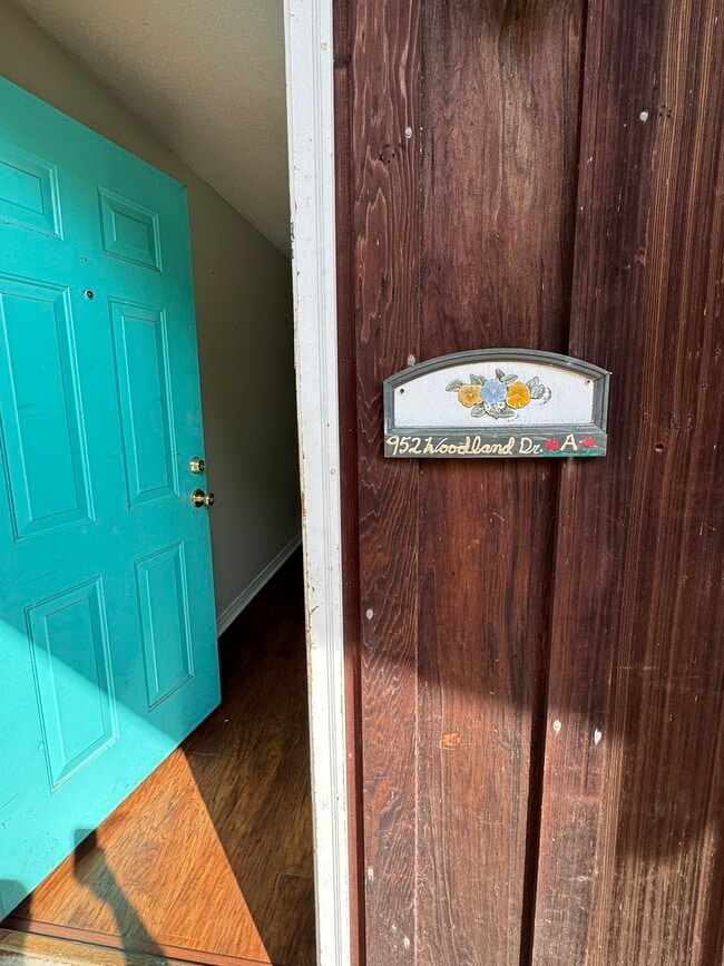 property at 952 Woodland Dr