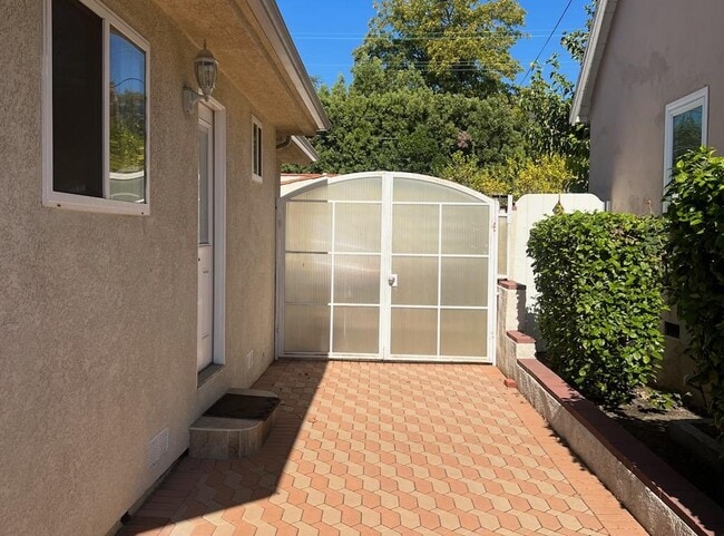 property at 741 W Dryden St