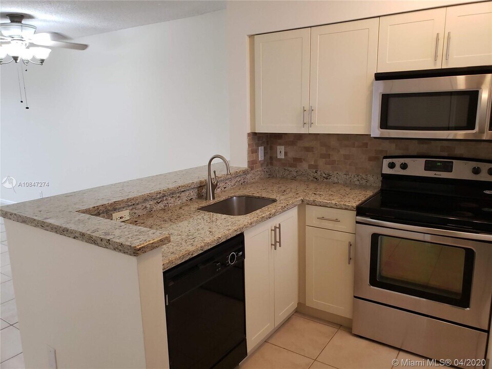2220 N Cypress Bend Dr-Unit -504 in Pompano Beach, FL - Building Photo