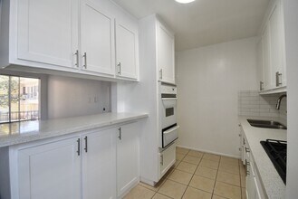 19425 Haynes St in Los Angeles, CA - Building Photo - Building Photo