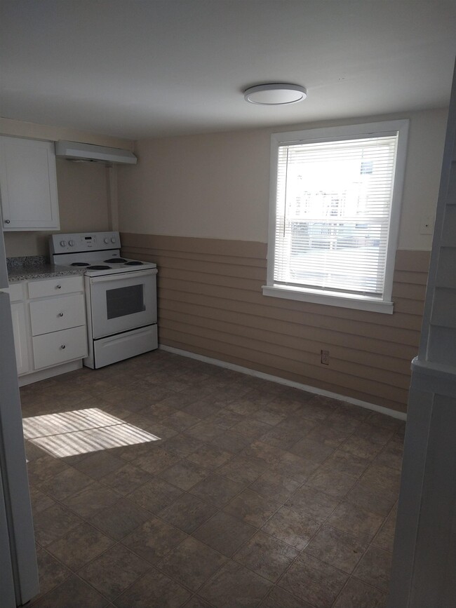 7 Mitchell Pl in Laconia, NH - Foto de edificio - Building Photo