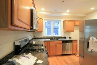 25 Lewis St, Unit 1 in Somerville, MA - Building Photo - Building Photo