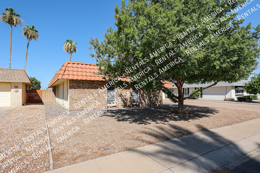 13819 N Crown Point in Sun City, AZ - Building Photo
