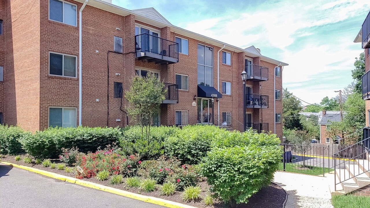 Waverly Village in Arlington, VA - Building Photo