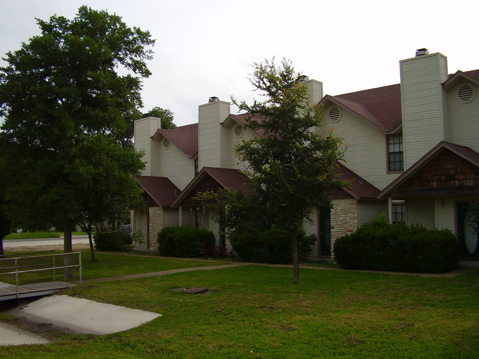 404 West St in Hutto, TX - Building Photo