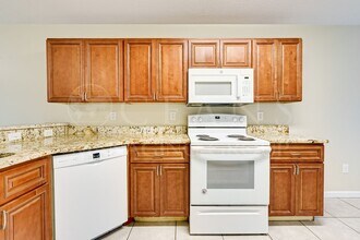 220 N Halifax Ave in Daytona Beach, FL - Building Photo - Building Photo