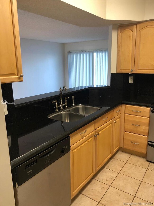 3477 NW 44th St-Unit -105 in Lauderdale Lakes, FL - Foto de edificio - Building Photo