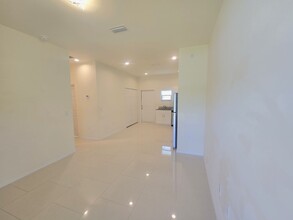 922 Barcelona St E in Lehigh Acres, FL - Building Photo - Building Photo
