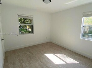 11 Sidonia Ave, Unit 1 in Coral Gables, FL - Foto de edificio - Building Photo