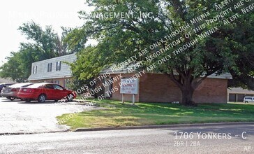 1706 Yonkers St, Unit C in Plainview, TX - Building Photo - Building Photo