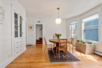 75 Brook St, Unit 1 in Brookline, MA - Foto de edificio - Building Photo