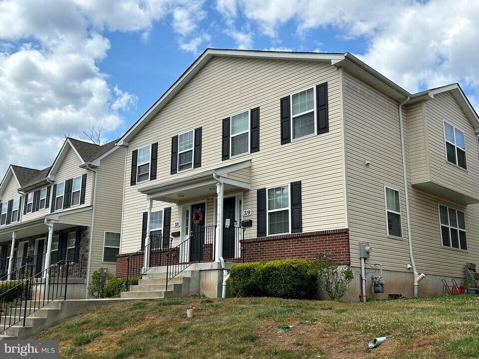 319 Maple Ave in Ambler, PA - Building Photo