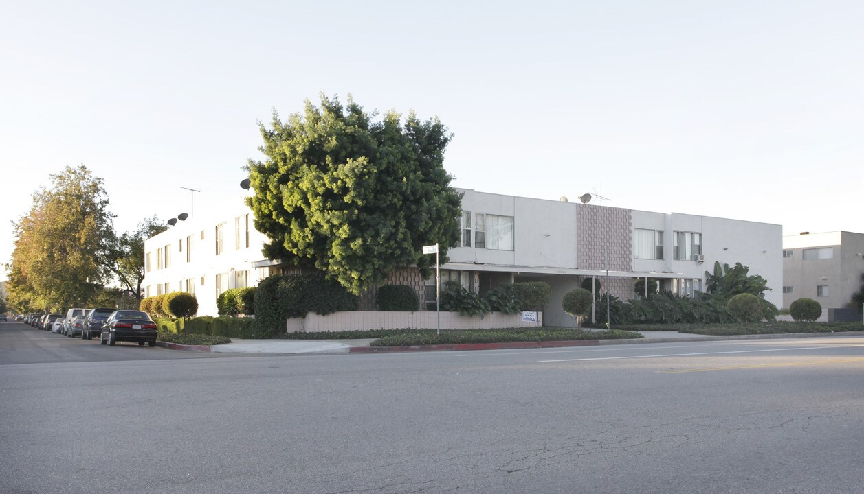 10808 Victory Blvd in North Hollywood, CA - Foto de edificio