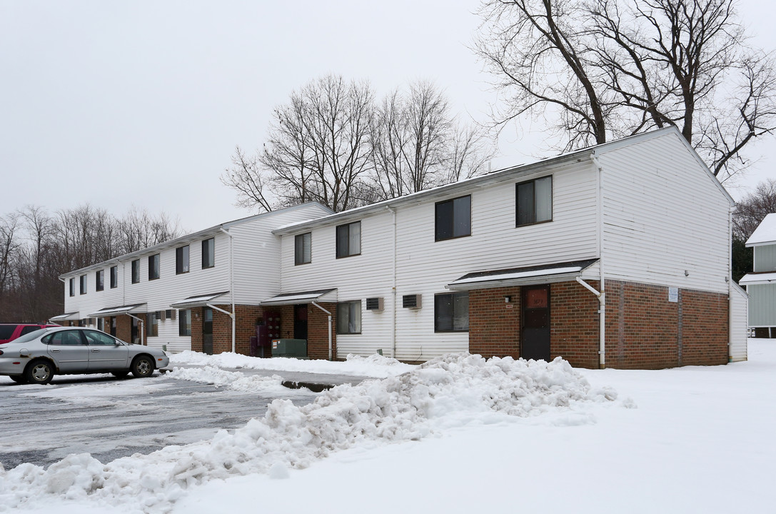 Forest Ridge in Mineral Ridge, OH - Foto de edificio