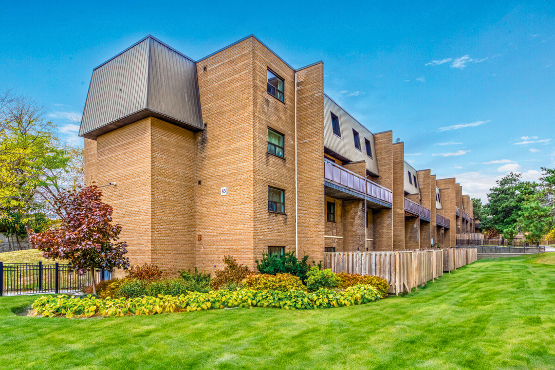 Brampton Village Townhomes in Brampton, ON - Building Photo