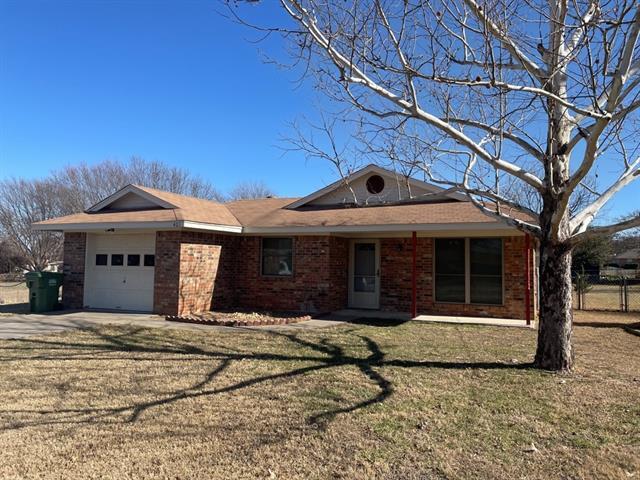 401 Berryhill Dr in Springtown, TX - Building Photo