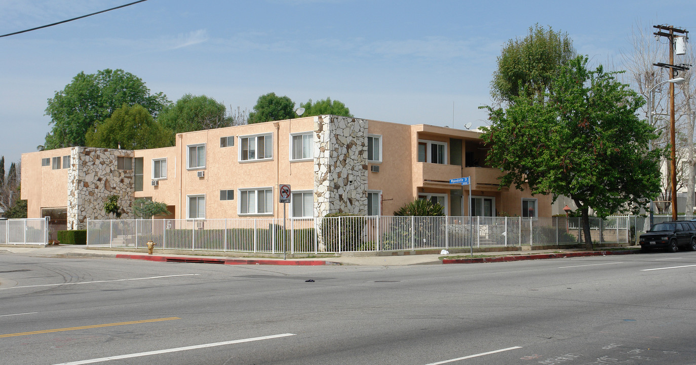 7305 Kester Ave in Van Nuys, CA - Building Photo