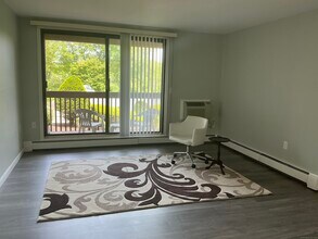1118 Cromwell Hills Dr in Cromwell, CT - Building Photo - Building Photo