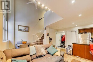 21 Earl St in Toronto, ON - Building Photo