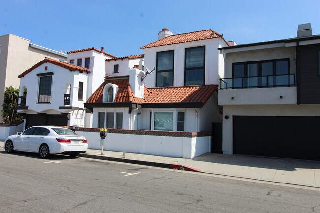 136 Hermosa Ave, Unit 1 in Hermosa Beach, CA - Building Photo - Building Photo