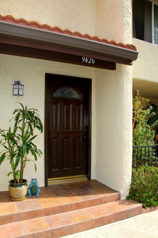 9426 Via Patricia in Burbank, CA - Building Photo - Building Photo