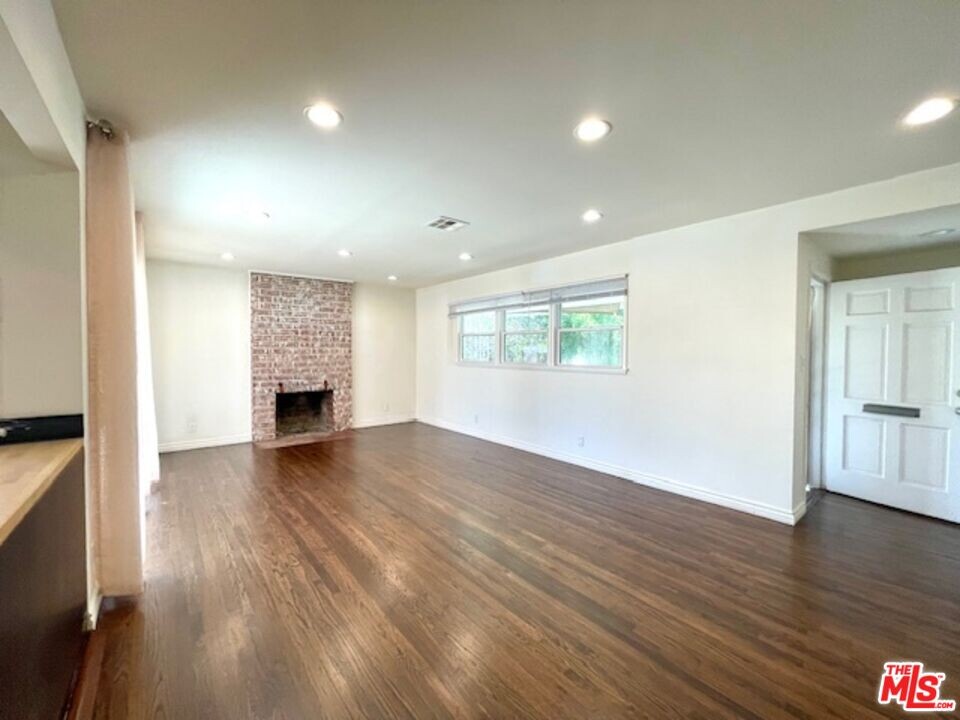 19100 Hart St in Los Angeles, CA - Foto de edificio