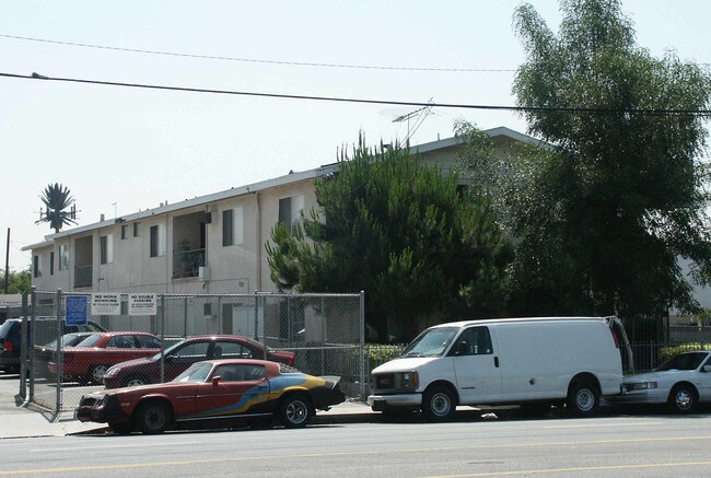 6900 Coldwater Canyon Ave in North Hollywood, CA - Building Photo - Building Photo