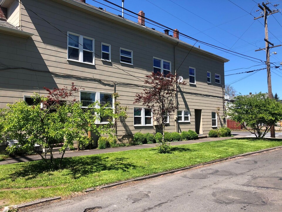 7630 SE Woodstock Blvd in Portland, OR - Building Photo
