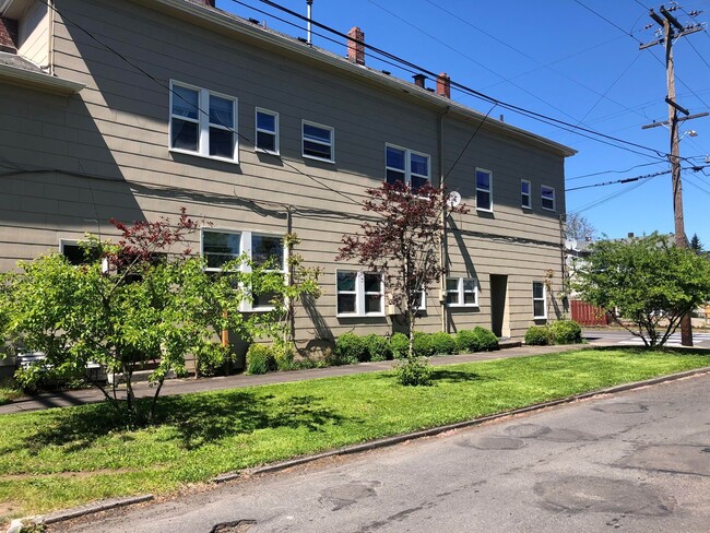 property at 7630 SE Woodstock Blvd
