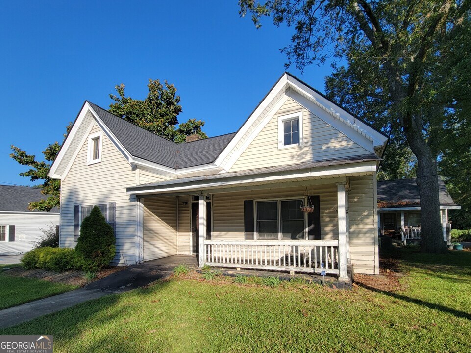 160 N Broad St in Winder, GA - Building Photo