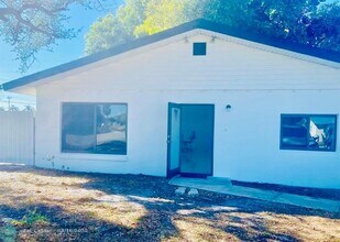 1107 Patterson Rd in Cape Coral, FL - Foto de edificio - Building Photo
