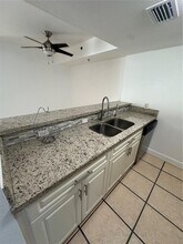 814 NW 36th Ave, Unit 406 in Miami, FL - Foto de edificio - Building Photo