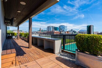80 MAIN Apartments in Seattle, WA - Foto de edificio - Building Photo