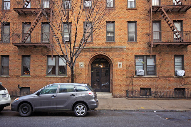 28-40 34th St in Long Island City, NY - Foto de edificio - Building Photo