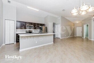 511 SW Nadell Ave in Port St. Lucie, FL - Foto de edificio - Building Photo